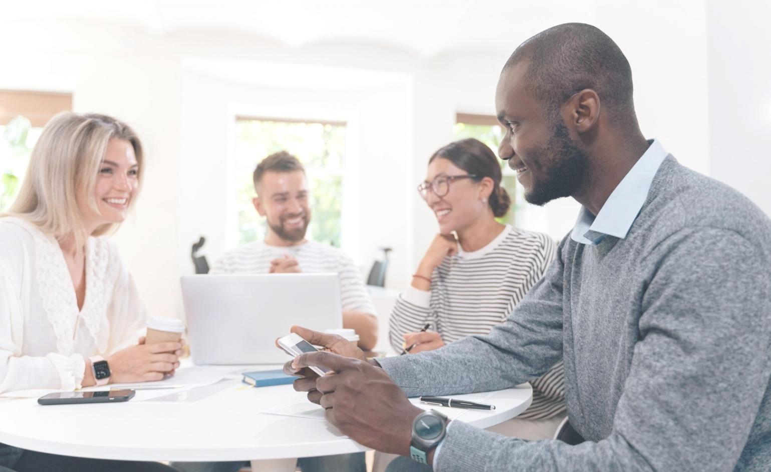 Grupo de profesionales colaborando en análisis financiero